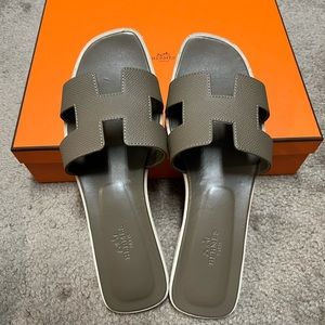 Hermes oran sandals in etoupe 🚫SOLD🚫